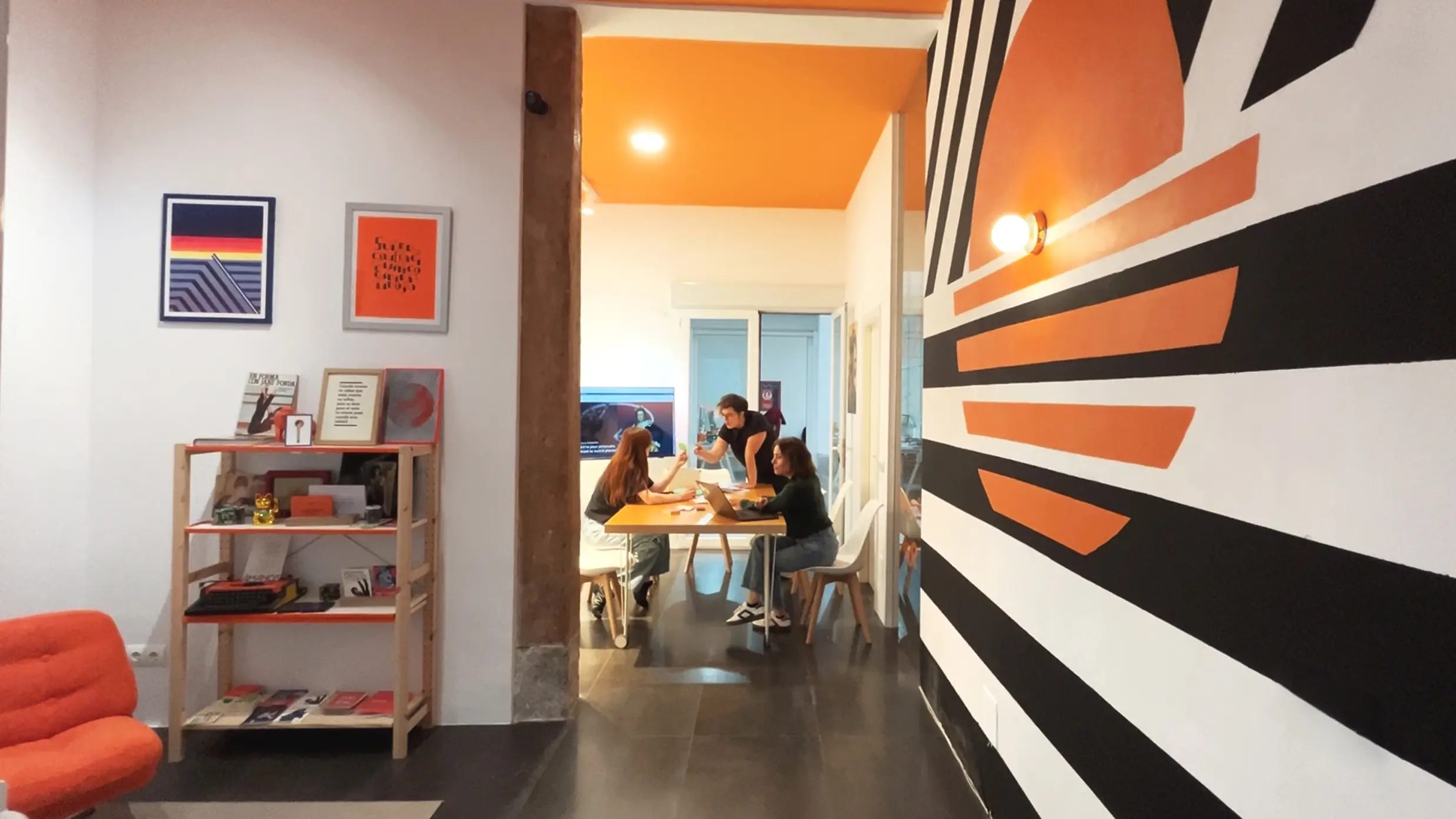 El equipo de NehNah trabajando alrededor de una mesa en La Breve, Madrid